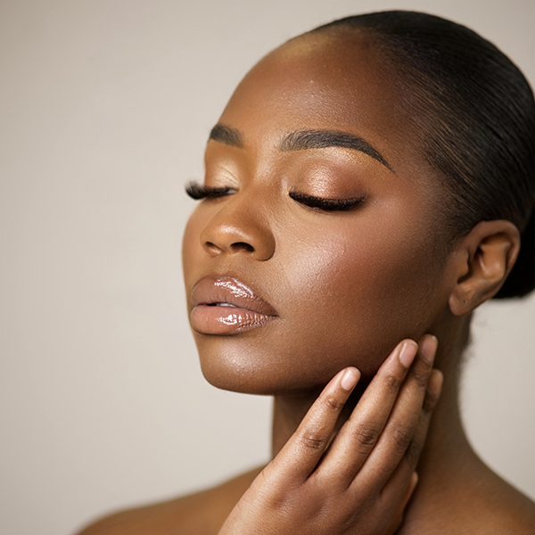 Op de foto zie je een close-up van een vrouw met een stralende, egale huid en een glanzende bovenlip zonder zichtbare lijntjes. Haar mondhoeken krullen subtiel omhoog, wat de indruk wekt van een natuurlijke lip flip. Dit beeld sluit naadloos aan bij het focus keyword “botox bovenlip”, waarbij kleine botoxinjecties zorgen voor verfijning van de bovenlip en het vervagen van periorale rimpeltjes. In de wereld van cosmetische klinieken en huidverbetering is deze injectables-behandeling populair voor wie streeft naar een frisse, jeugdige uitstraling.